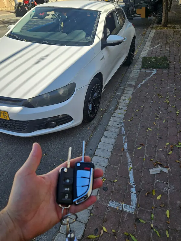 רכב ומפתחות משוכפלים לאחר שירות