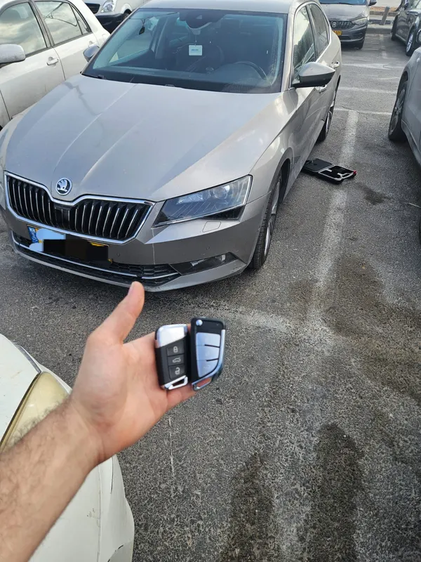 שלט לרכב לאחר תכנות — קי אקספרס